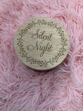 New 🎄 Holiday Sand + Fog Silent Night Winter Pine Decorative Candle w/ Wood Lid
